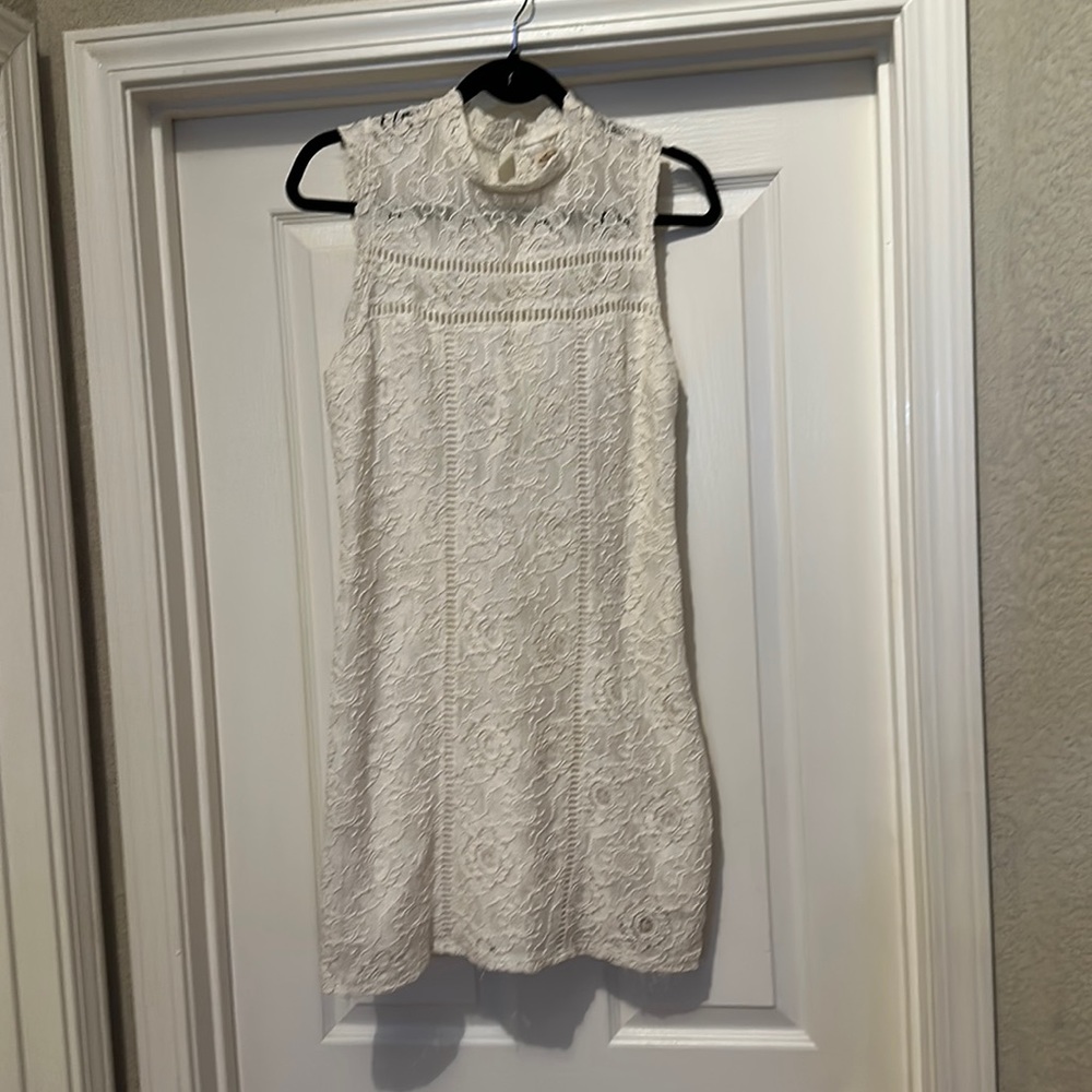 FITTED WHITE LACE DRESS